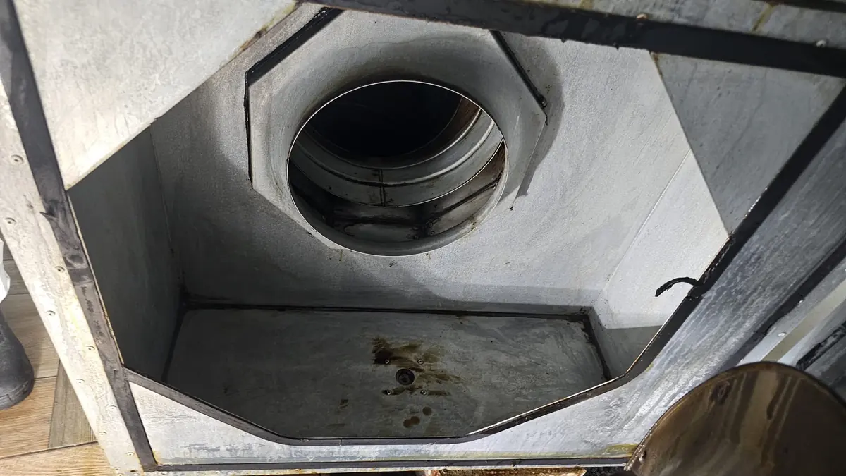 Carcasa ventilatorului de exhaustare după degresare, cu rotorul demontat și racordul tubulaturii curat