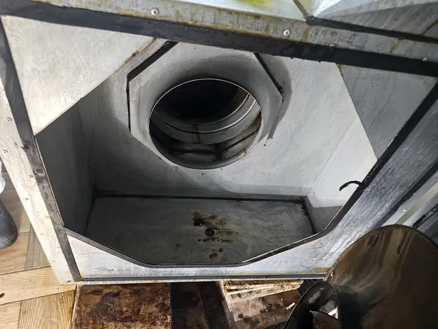 Carcasa ventilatorului de exhaustare degresată, cu rotorul demontat și racordul tubulaturii curat