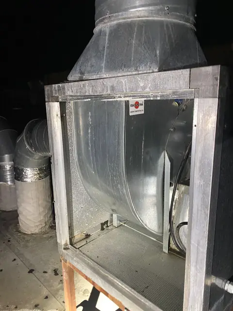 Motor de exhaustare în carcasă deschisă pe acoperiș, cu melcul ventilatorului centrifugal și racord la tubulatură