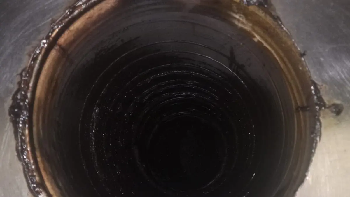 Racordul tubulaturii spiralate la hotă, cu depuneri groase de grăsime pe margini și în interior