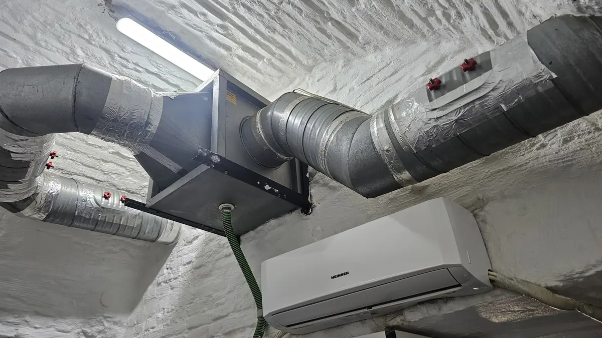 Ventilator în carcasă zincată montat sub tavanul boltit, racordat la tubulatură circulară izolată cu bandă de aluminiu