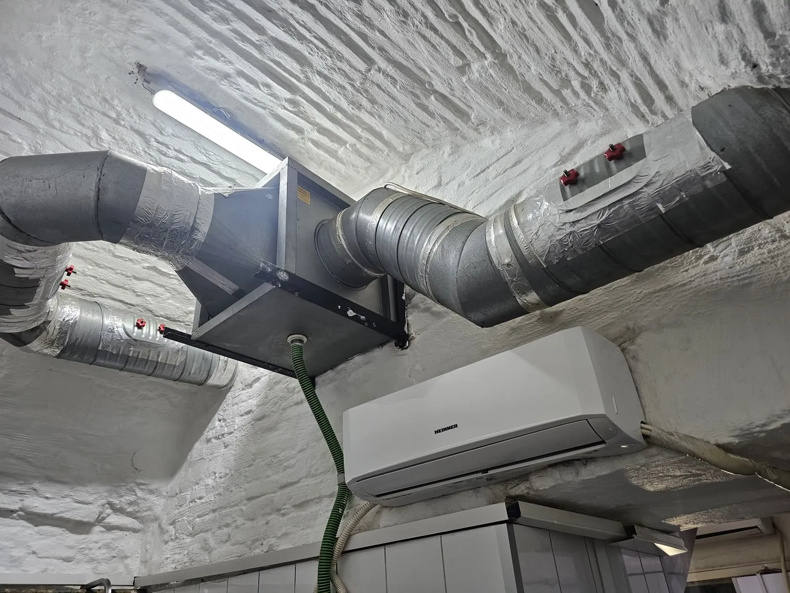 Ventilator în linie, în carcasă zincată, montat sub tavanul boltit și racordat la tubulatură circulară izolată