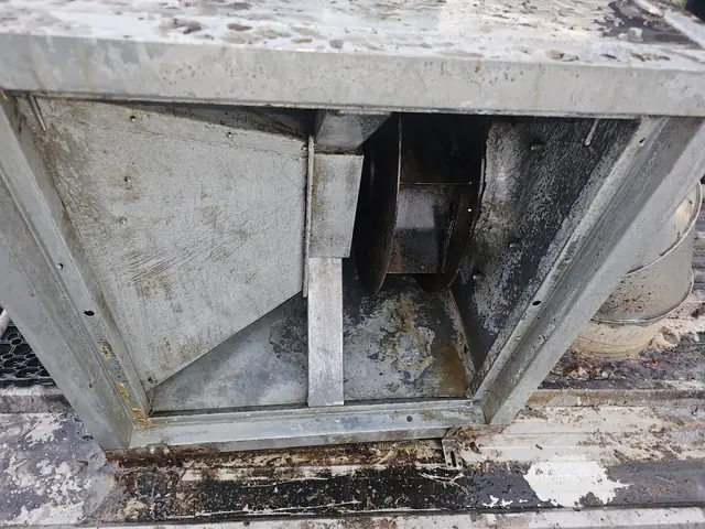 Carcasă de ventilator pe acoperiș după curățare, cu fundul golit de nămol și tabla zincată degresată