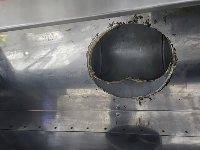 Plenul hotei din inox după curățare, cu racordul rotund de tubulatură degresat și cordonul de etanșare vizibil
