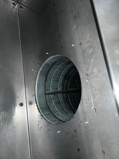 Racordul tubulaturii spiralate văzut din hotă, după curățare, cu tabla zincată curată