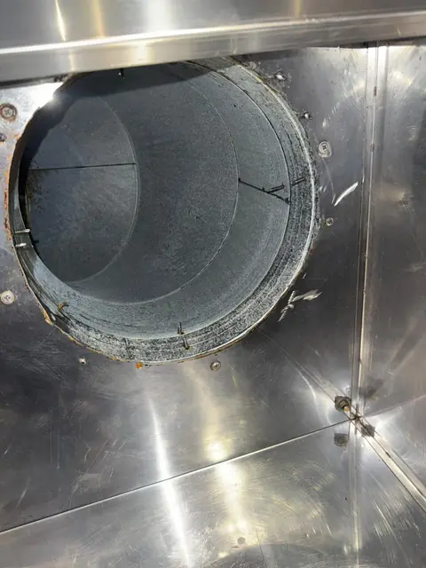 Tubulatură circulară cu reducții după curățare, văzută din caseta de inox a hotei